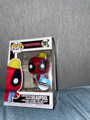Construction Deadpool funko pop - Detta är en funko pop Construction Deadpool med ett skakande huvud/Bobble-Head. 