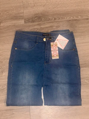 Jeans från Boohoo, strl 38 - Snygga tunna jeansbyxor från Boohoo. Byxorna har en smal passform och är tillverkade i stretchigt jeansmaterial för extra komfort. Helt oanvända med prislapp på.