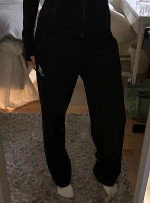 Svarta New Balance träningsbyxor - Svarta träningsbyxor från New Balance med fickor <3