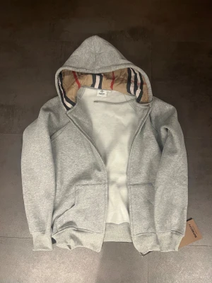 Burberry zip - Säljer en helt ny burberry zip. Storlek xl men passar som en S, det är en 1, 1 går ej att få bättre kvalitet finns inga skavanker. Bara skriva om ni vill ha bild eller undrar något 