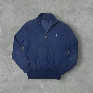 Ralph Lauren zip up - Säljer en snygg blå tröja från Polo Ralph Lauren. Den har en halv dragkedja framtill och det klassiska logotypbroderiet på bröstet. Perfekt för både vardag och lite finare tillfällen. Tröjan är i bra skick och superbekväm! Skriv för frågor!🤙🏽