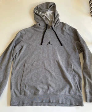 Hoodie JORDAN strl.M - Snygg hoodie, JORDAN. För den baskettokiga. Nyskick! 