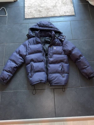 Polo Ralph Lauren jacka - Säljer denna ralph lauren jacka. Sjukt varm, snygg o bra passform. Storlek: Står M i den men sitter verkligen som en Small. Vet ej om den e äkta men ser bra ut.