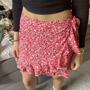 Röd mönster kjol - Säljer denna röda mönstrade kjolen.🩷