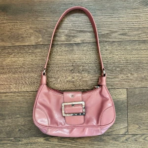 Väska - En söt väska köpt second hand. Fint skick. Köpare står för frakt 💕🫶🏼🥰👛