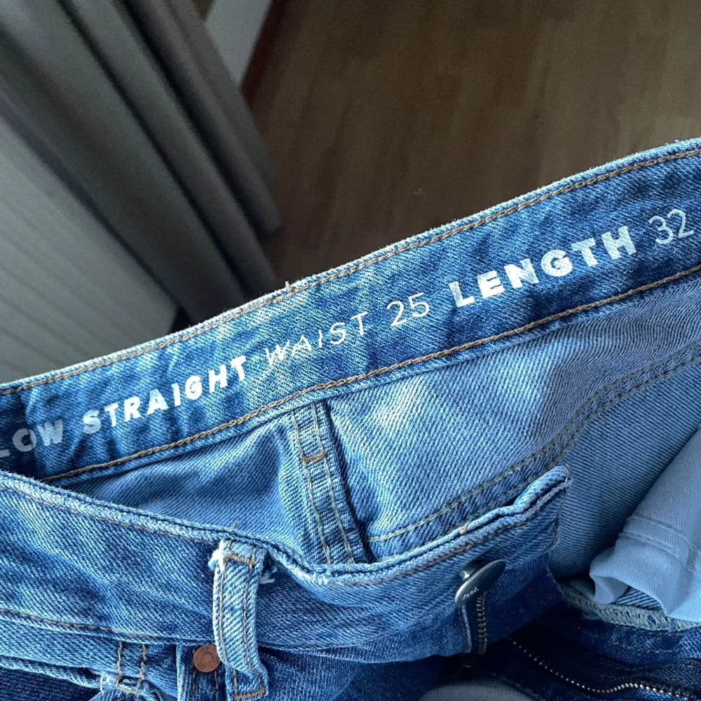 low waist jeans i strl W25L32 men skulle säga de passar L30 då jag klippt (fanns ej i L30 när jag köpte). Jeans & Byxor.