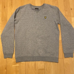 Grå lyle&scott tröja - En grå lyle&scott tröja som nästan aldrig är använd Skick | 9/10 | ing slitage. Sälj för den inte passar mig | ny pris 550 kr |mitt pris 250kr. Size 15/16 år 