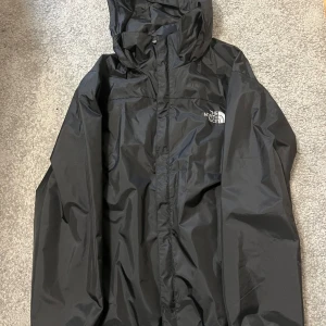 The North Face Windbreaker  - Hej, säljer nu denna varma windbreaker då den inte kommer till användning. Den är i mycket gott skick. Priset kan diskuteras!