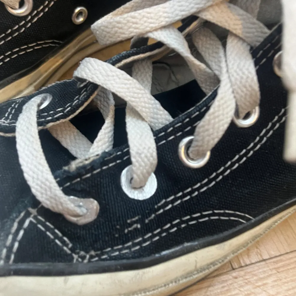 Svarta Converse💕 har använts flitigt och har slitage på ena skon (se bild 3) därav det lägre priset!. Skor.