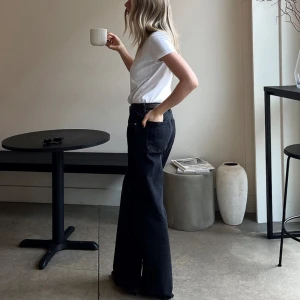 Low Waist Jeans från NA-KD | NYA - Helt oanvända jeans, säljes för att jag råkat köpa fel storlek💕Nypris: 699kr