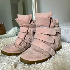 Isabel Marant skor - sååå fina isabel marant liknande skor!! Storlek 37 men passar mig som brukar ha storlek 38❣️