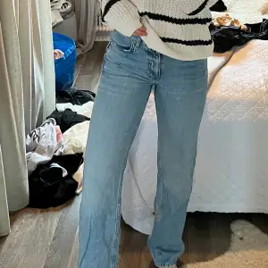Raka jeans från Gina Tricot i en low waist modell!💙