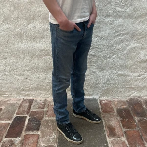 Levis 511 - Levi’s jeans 511 i färgen blå. Storlek 31/34 och modellen på bilden är 186 cm. Fint skick, nypris 1099, köp för endast 299kr.  Fast pris gäller🤝 