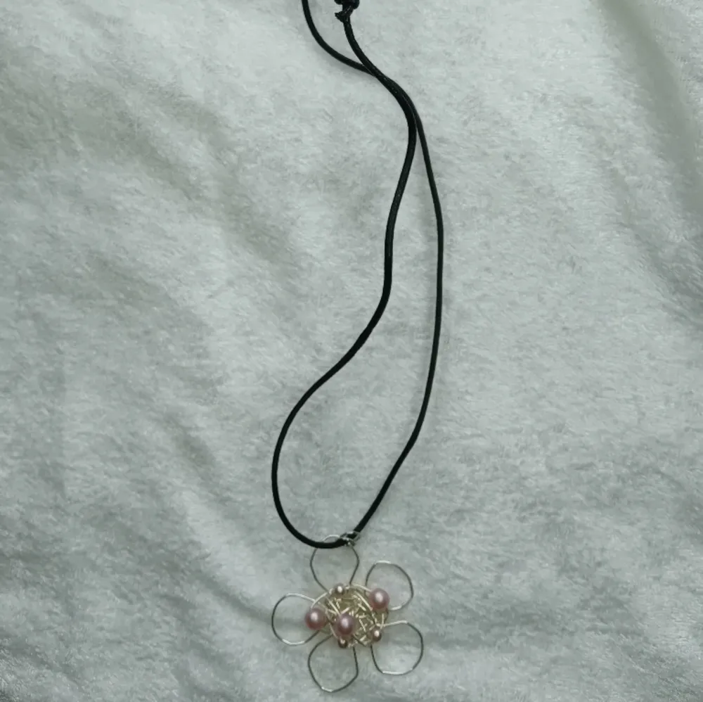 Handgjort halsband i ståltråd med rosa pärlor med justerbar längd . Accessoarer.