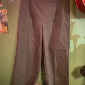 Kostymbyxor, Carin Wester - Vida kostymbyxor från Carin Wester. Köparen står för frakt. 