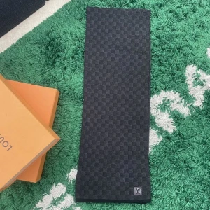 Louis Vuitton Damier Petit Scarf - Louis Vuitton Damier Petit scarf / halsduk i perfekt skick. Nypris: 5.000kr