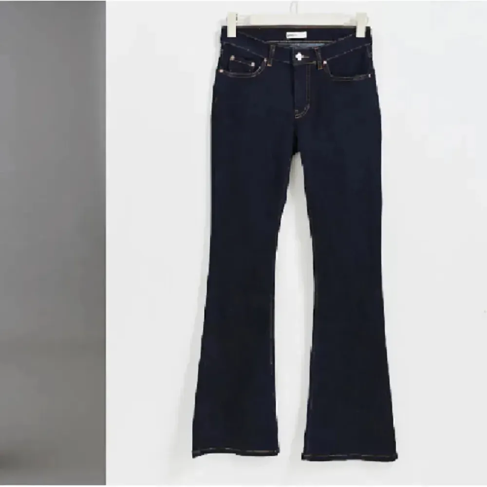 Low waist bootcut/flare jeans i storlek 32 från Gina tricot 💕. Jeans & Byxor.