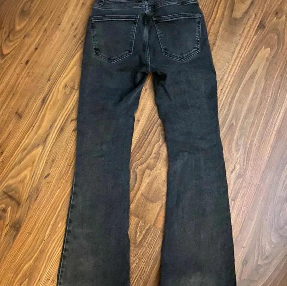 Säljer dessa gråa jeans från gina tricot för att jag har ett par till som är likadana. Det är low waist och bootcut. Det är i jättebra skick, köpte de för 499kr.. Jeans & Byxor.