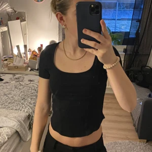 Topp - Svart croppad topp/tshirt från bikbok i ribbat material. Sitter tight men stretchig på bredden och i lite ”korsettliknande” utseende. Använd endast en gång.💕