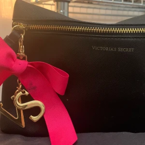 Victoria’s secret necessär - så fin necessär i nyskick inne och utanpå med rosett & VS bokstäver 🎀 tyvärr har rosetten små svarta fläckar men den större e på baksidan av rosetten så inget man tänker på💕 frakt ingår ej 