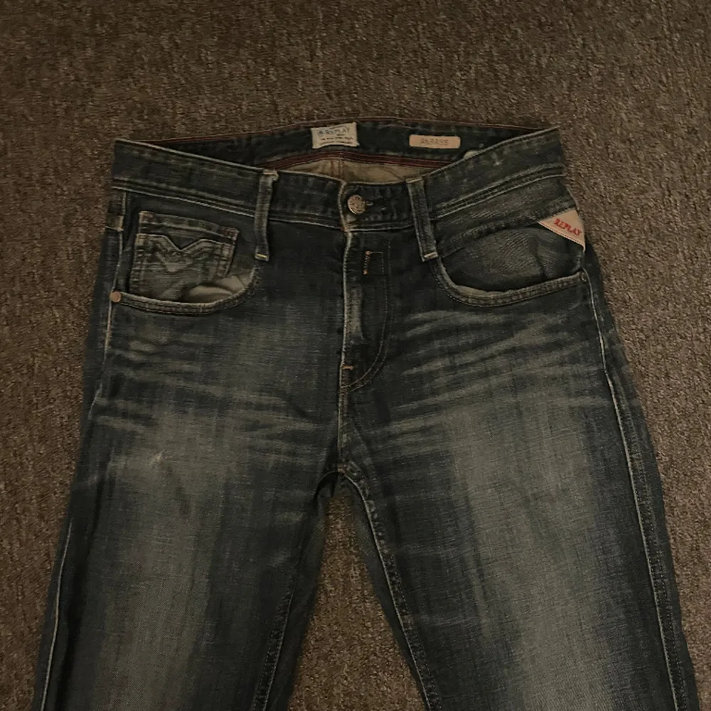 30/34 Säljer dessa skitsnygga Replay Anbass jeans efterosm att de inte kommer till andvändning  . Jeans & Byxor.