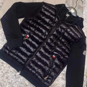 Moncler Cardigan Använd 4-6 ggr. Storlek S. Byte kan vara intressant!