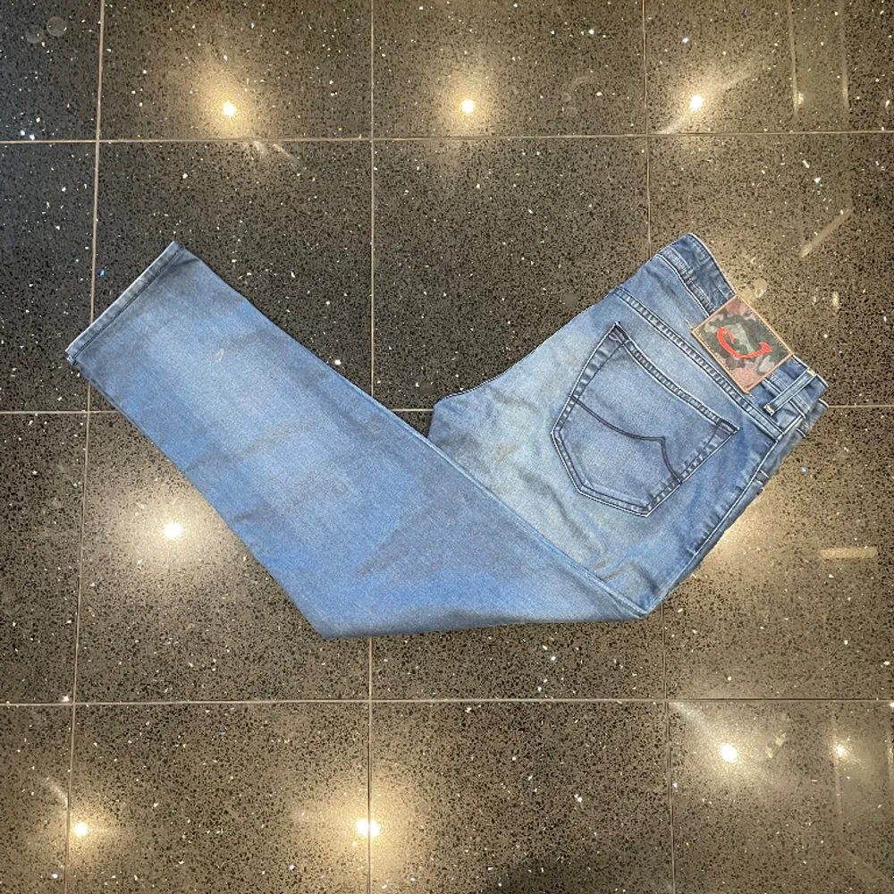 Tja! Säljer nu dessa sjukt feta Jacob choën jeansen till ett helt galet pris, så passa på! Inga defekter finns. De är i storlek 36 men sitter som 33. Passformen är rätt bagy.. Jeans & Byxor.