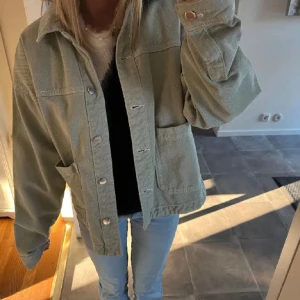 Grön jeans jacka  - Säljer min gröna jeansjacka ifrån zara. ( bilderna är lånade) men den är väldigt fin 