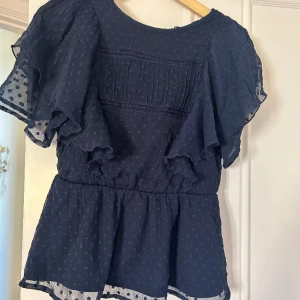 Blus - super söt blus från vero moda, använd en gång så i nyskick!💗