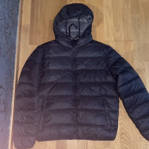 Vår jacka  - Denna jacka har jag ingen användning av  den är helt ny har inte använt den. Inga hål. Den är bäst ny under våren. 
