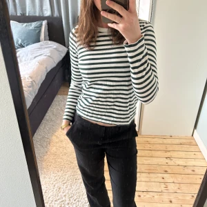 Randig tröja - Så fin randig tröja från weekday!! Ränderna är mörkgröna. 