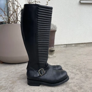 Boots  - Säljer dessa sjukt coola höga bootsen eftersom de är försmå. Väldigt sparsamt använda och inga defekter finns. Pris går att diskutera! Skriv vid frågor! 💓💓