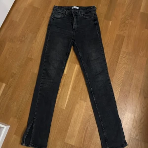 Zara jeans med slits - Säljer mina svarta/grå zara jeans. Slim modell med slits nertill. 