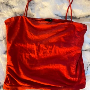 Rött linne  - Använt några gånger men sitter fint på!