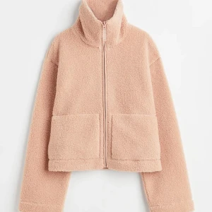 Teddyjacka💞 - En rosa/beige teddyjacka från hm, jackan är i väldigt fint skick💞💗den är i strl M men sitter som en XS/s❤️buda från 300 som prisförslag😚