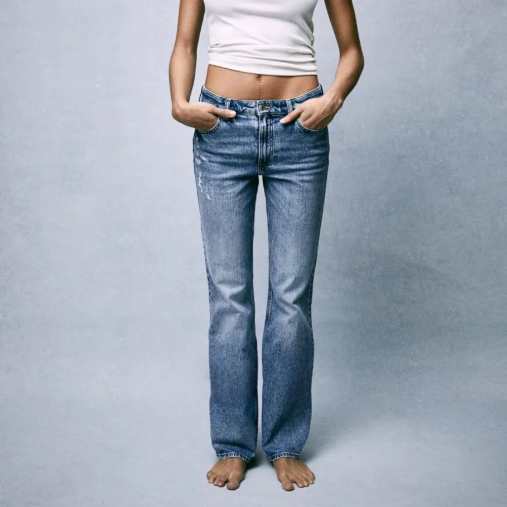 Säljer dessa snygga jeans inköpta från h&m ! Helt nya 🤠👋🏼. Jeans & Byxor.