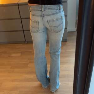 Supersnygga jeans som jag är helt besatt av! Tyvärr så är de försmå för mig i midjan 🥹🥹jeansen är avklippta! Jag är 162 lång