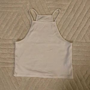 Tight Neckline Top  - Vitt linne/ tank topp från Nelly i storlek S, använd få gånger/ mycket bra skick! 🤍