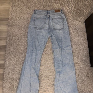 Jeans högmidja  - Jätte snygga jeans med hög midja och raka ben!!