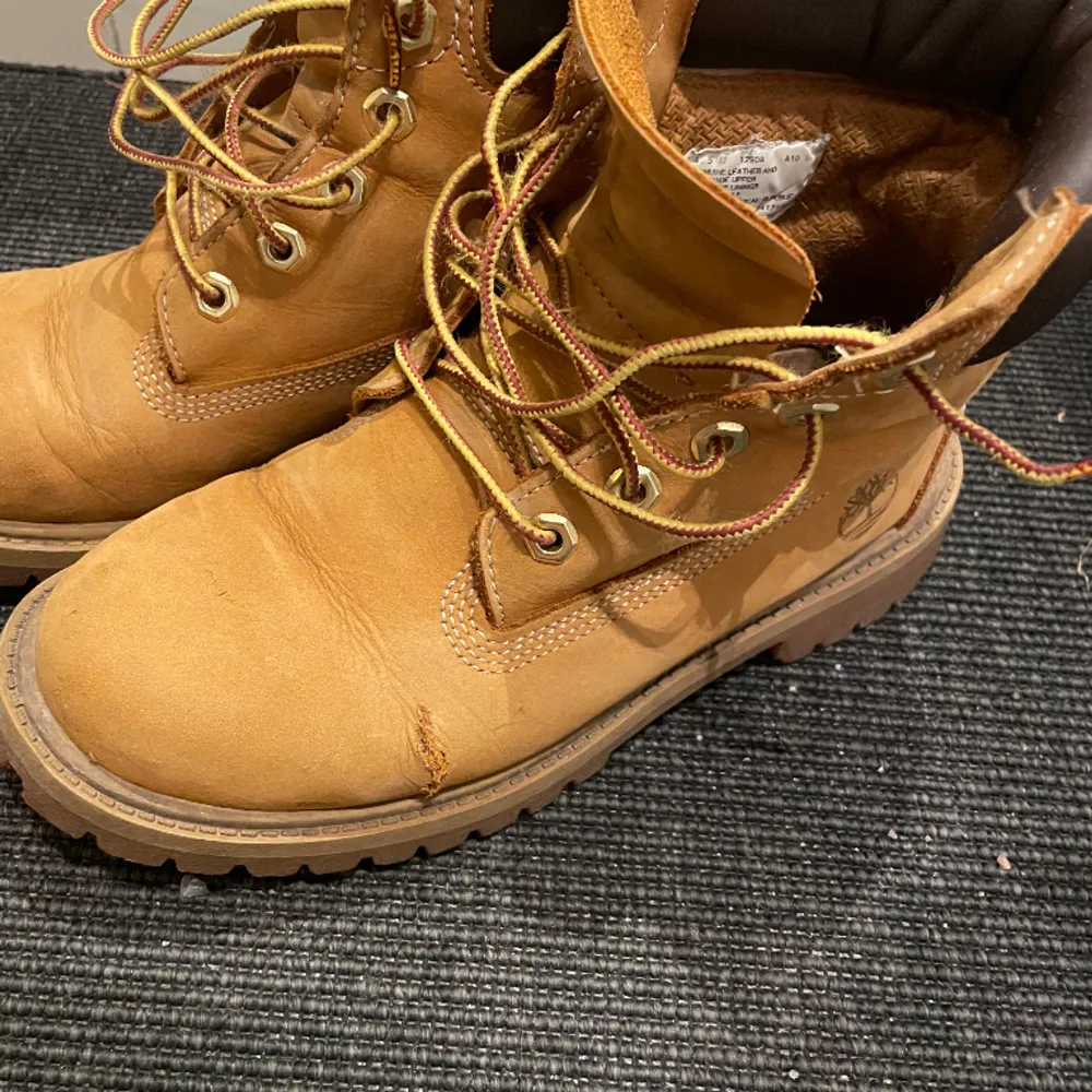 Timberland kängor storlek 37. Använt skick. En större skada på ena skon samt lite småmärken på andra skon. Se bilder. . Skor.