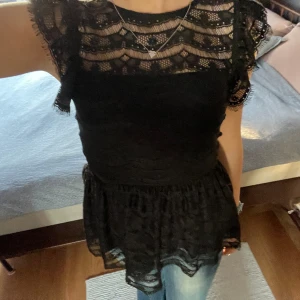 En jätte fin svart spets topp ifrån Ginatricot  - Varan är i mycket gott skick 