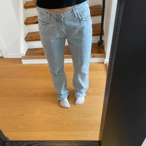 Ljusblå straight jeans - Straight jeans med låg midja från Bikbok. Byxorna är i storlek 29/32 och har ett mycket bra skick!