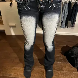 Ett par skit snygga jeans från märket ”Blue queen”. Säljer för det är lite för små🤗. Tyvärr så har dragkedjan hoppat av kedjan då den inte fungerar, men det har funkat fantastiskt att änvända för mig ändå. Det går oxå att fixa❤️.