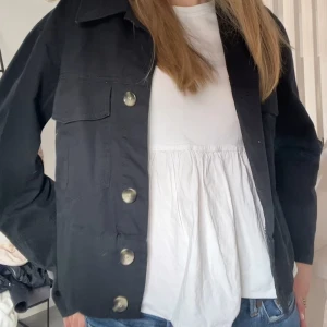 Svart jacka  - Jätte fin tunn svart jacka från dobber 💕Knappt använd 