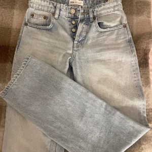 Zara jeans  - Blåa jeans från zara i bra skick💕💕