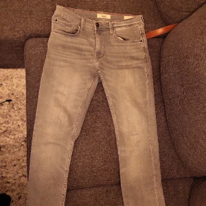 Gråa Blend Jeans  - Bra färg och bra kvalitet. Tyärr vuxit ur byxorna som är 29 i bredd och 31 i längd. Passar folk runt 170 till 175 skulle jag säga. Hör av dig vid minsta intresse. Är uppen för byten.  Köpte byxorna för 1100 kr och säljer nu för 400 kr. Kom med bud 