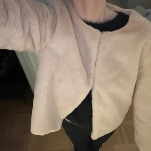 Jacka nakd  - Beige pälsjacka ifrån nakd, storlek 38! Jättefin och mysig! Helt ny med prislapp kvar men säljer pga att jag har två likadana😚💕💕💕
