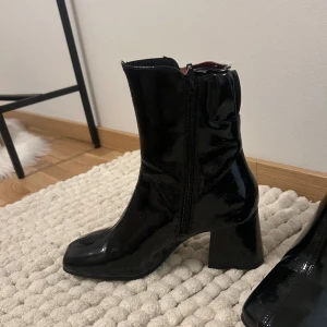 Skor - Säljer ett par fina och bekväma klackar i svart lack då dom aldrig kommit till användning. Skorna är endast provade inomhus. • Storlek 38 • Nypris 799