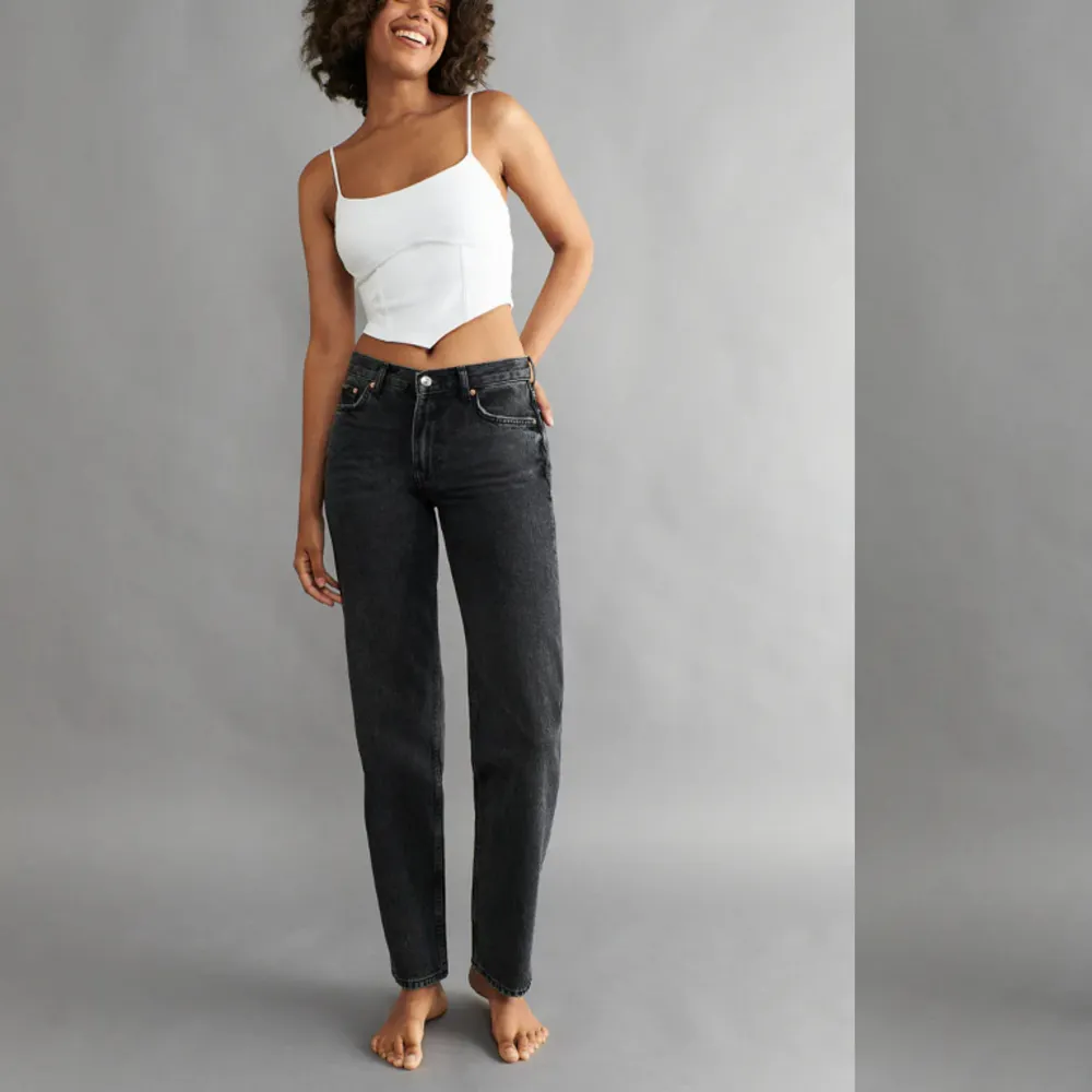 Säljer mina low straight jeansen från Gina Tricot då den är för små för mig, använd ett fåtal gånger, i perfekt skick!  💘💋. Jeans & Byxor.