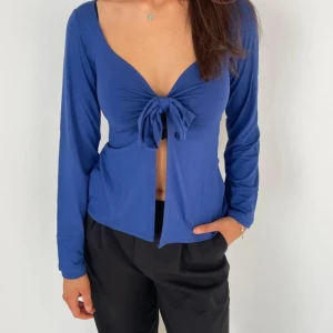 Design by si  - Säljer min maddy top frpn design by si pga använder inte längre, Bra skick inte jätteanvänd. Skriv för mer bilder💗 Pris kan diskuteras vid snabb affär